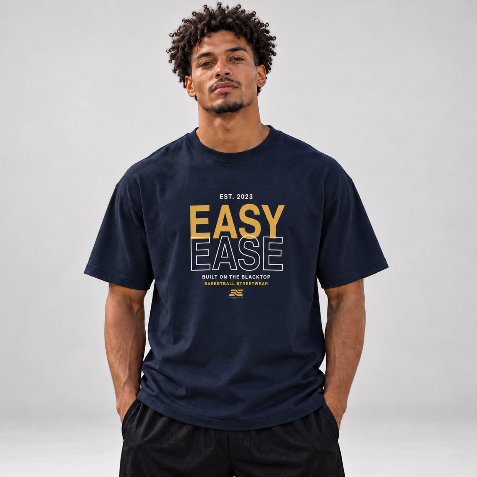 Model von vorn im Easyease Blacktop Shirt in French Navy