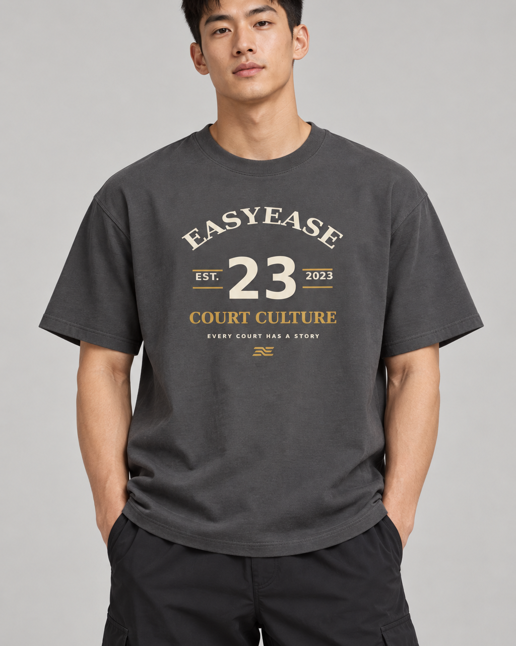 Model von vorn im Easyease Court Culture Shirt in Anthracite