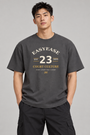 Model von vorn im Easyease Court Culture Shirt in Anthracite