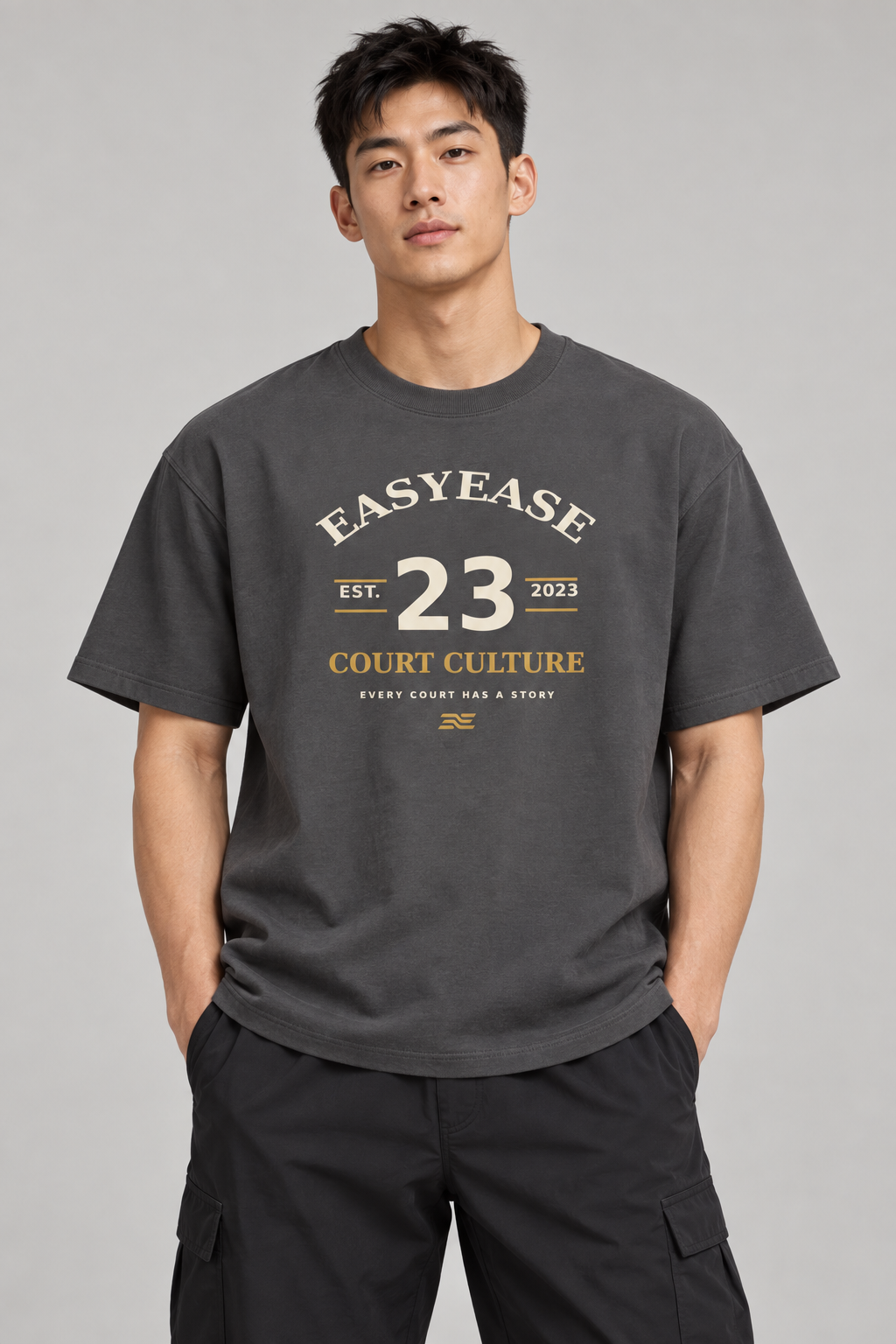 Model von vorn im Easyease Court Culture Shirt in Anthracite