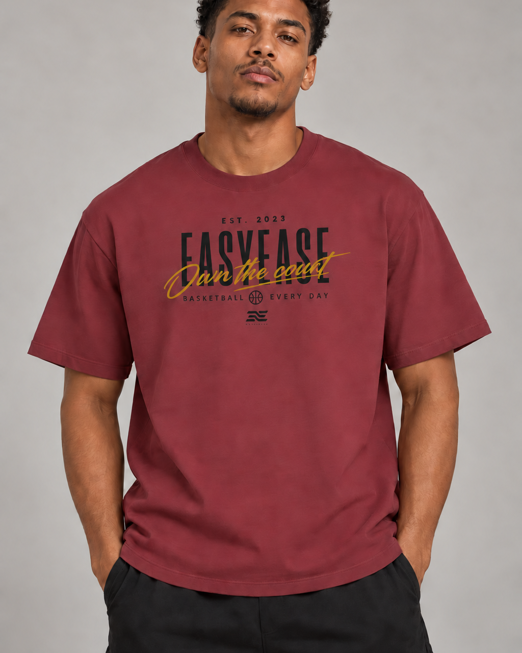Model von vorn im Easyease Every Day Shirt in Red Earth