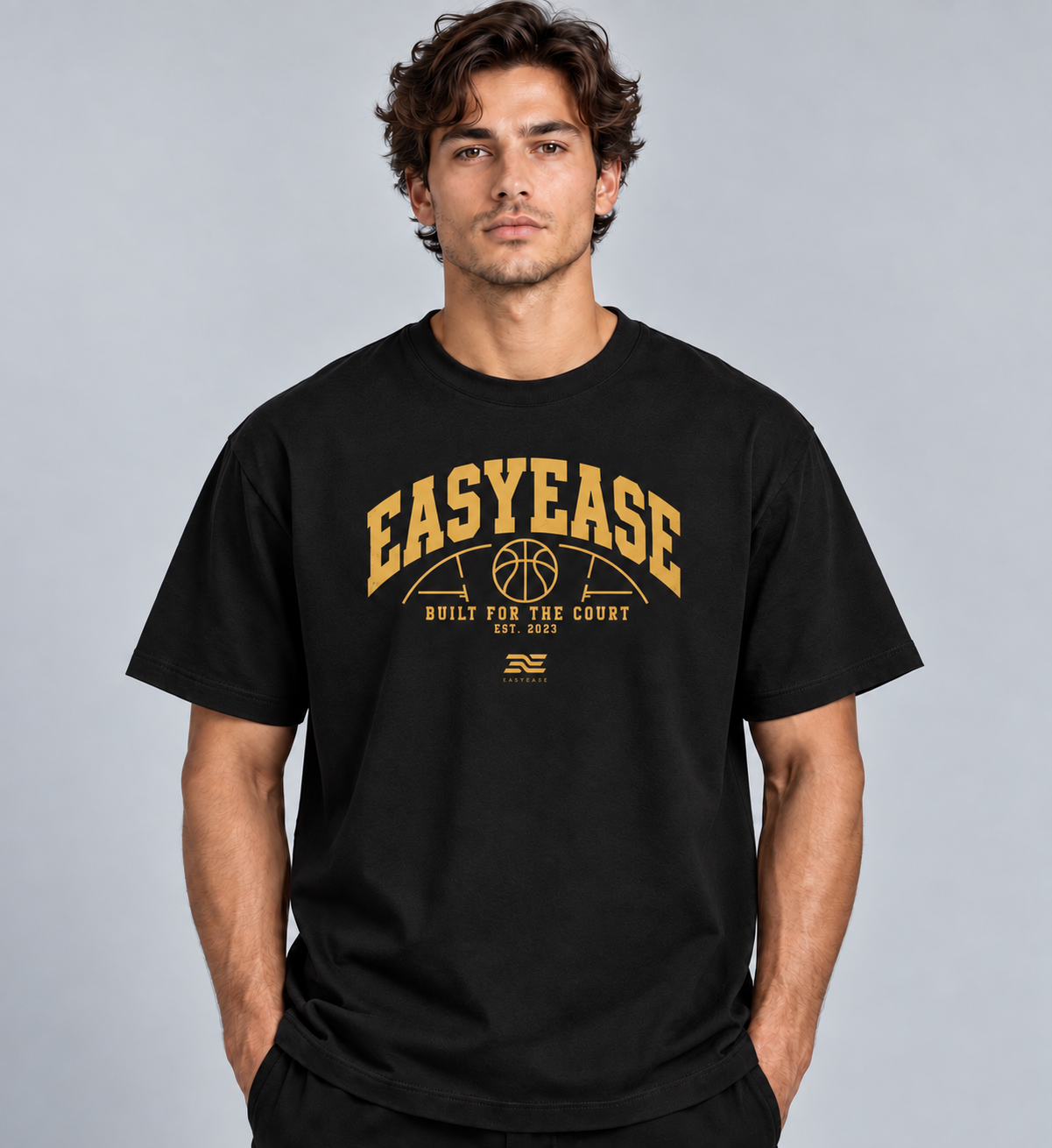 Model trägt schwarzes Easyease Logo Gold Basketball T-Shirt