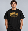 Model trägt schwarzes Easyease Logo Gold Basketball T-Shirt