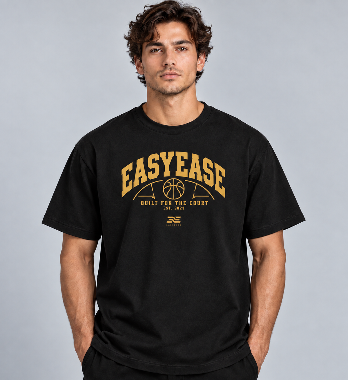 Model trägt schwarzes Easyease Logo Gold Basketball T-Shirt