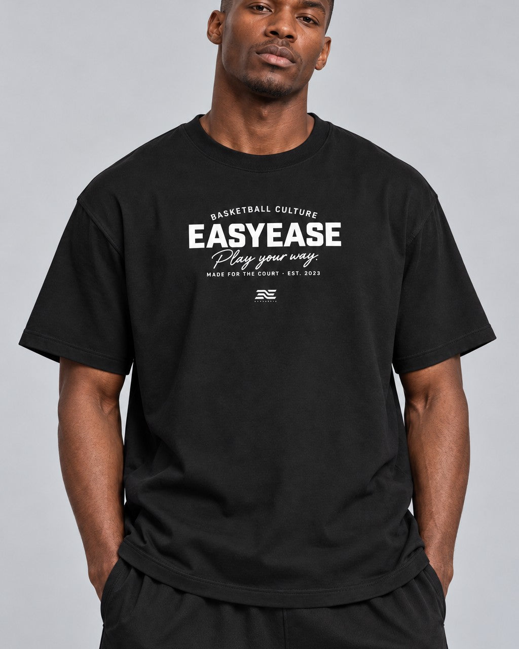 Model trägt schwarzes EASYEASE Your Way T-Shirt mit weißem Brustprint
