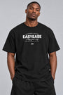 Model trägt schwarzes EASYEASE Your Way T-Shirt mit weißem Brustprint