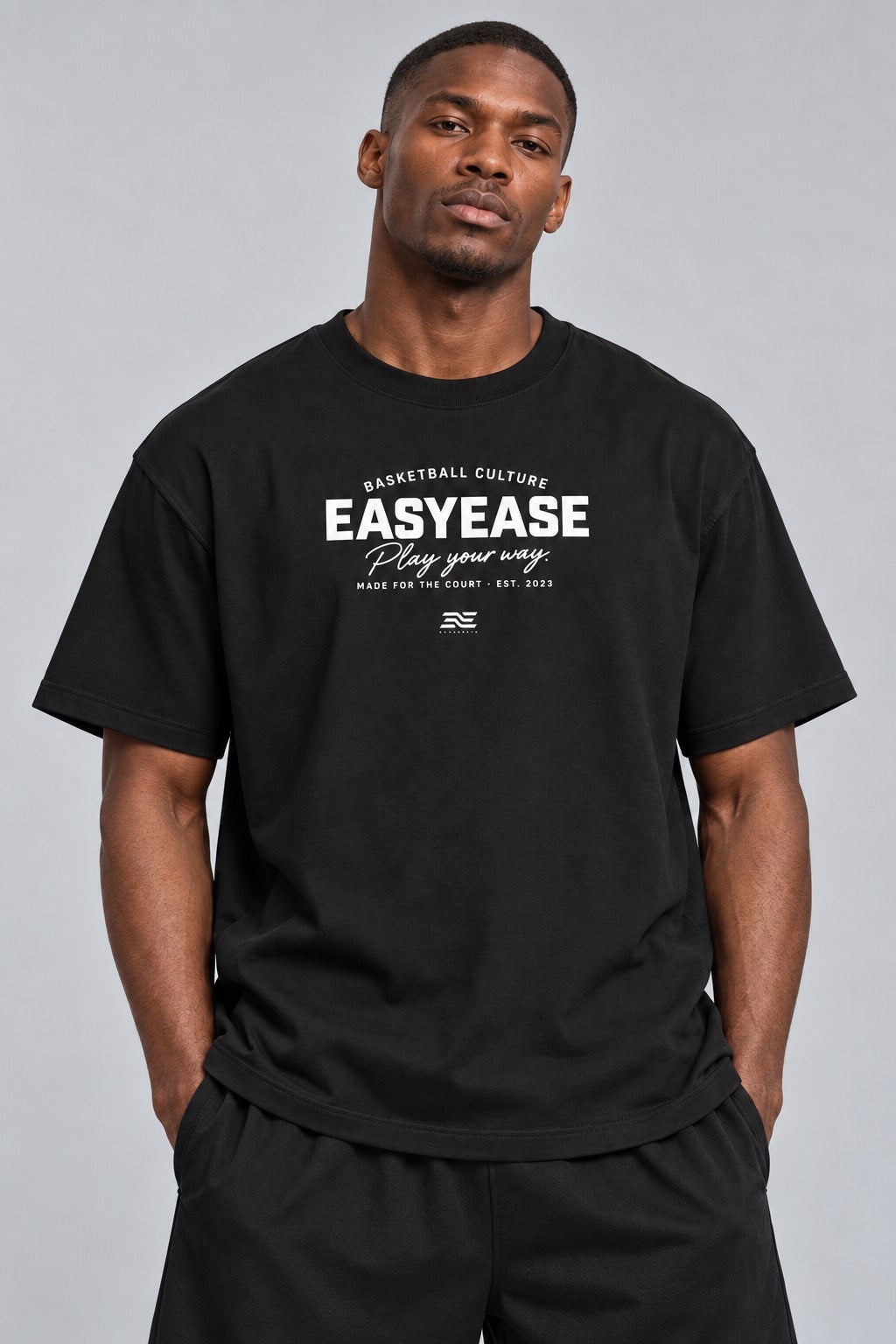 Model trägt schwarzes EASYEASE Your Way T-Shirt mit weißem Brustprint